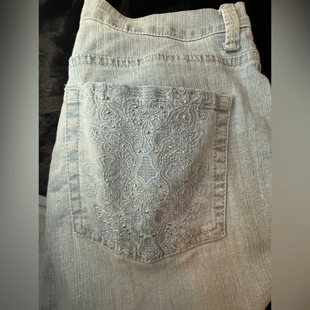 EUC Gloria Vanderbilt Amanda All-Around Slimming Effect Embellished Crop Jeans - Picture 2 of 9